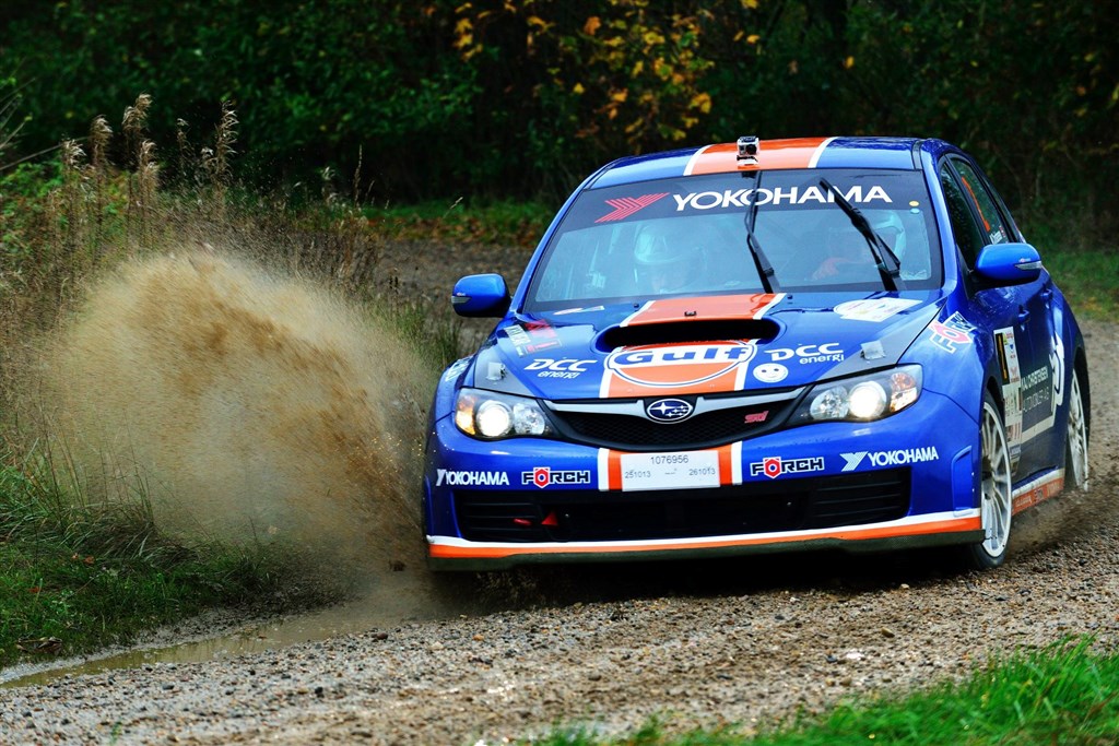 Tungt regnvejr og våde grusveje satte Max Christensen og Preben Jensen og de andre deltagere i Danboring på en hård test
(Foto: Michael Eisenberg, Intercom)
